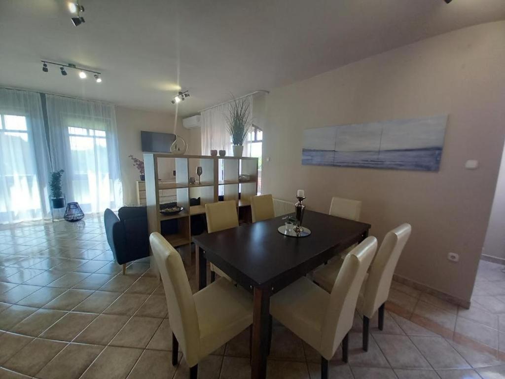 Апартаменти Lujza Apartman Goedoello Екстер'єр фото